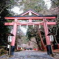 ↓山王鳥居 (滋賀県指定文化財) 可說是日吉大社的象徵性鳥居。鳥居上部呈合掌形的表徵，故有「合掌鳥居」之稱，傳說源自神佛習合的信仰