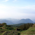 ↓天空雖已見藍，可惜空氣中靄氣太重，基本上能見度並不佳，但造型優美的紗帽山卻格外顯眼 