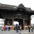 仁王門始建於宝暦二年（１７５２年），但由於善光寺大地震導致二度焼失，現在的建物是大正七年（１９１８年）再建的。此門上掛有善光寺的山号「定額山」的掲額