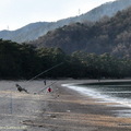 只在夏天才開放的「松原海水浴場」、總可吸引多數從京阪神以及中京方面來的海水浴客。但冬季釣客一派悠閒的景象亦頗讓人嚮往
