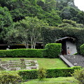 棲蘭山莊旁是假山池水造景的中庭花園，花園後面的高地上有石梯通往一個九重葛的拱門，那是一道歷史之門