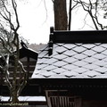 ↓只見「小田野家」門扉深鎖，院門的屋頂有方格子狀的瓦片，薄薄一層白雪覆蓋其上，煞是好看