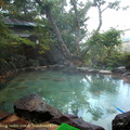 在旅館 ニューおおたか 的露天風呂泡湯，可眺望冒煙的那須岳
