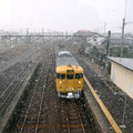 ↓由莊原駅搭乘 JR快速アクアライナー(往益田)的列車，一路在風雪中繼續往西日本推進