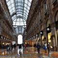 ↓埃馬努埃萊二世拱廊街 (Galleria Vittorio Emanuele II) 頂棚結構採當時嶄新的玻璃和金屬，地板以鑲崁畫和大理石構成