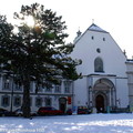 ↓位於皇宮左側轉角相鄰的建築物是宮廷教堂( Hofkirche )，這座哥德式教堂被視為德國文藝復興最高傑作的教堂