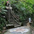 步道南端、近拇指山有支線向東南延伸通往木柵仙跡岩附近。主路線則往東北陡升