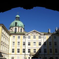 皇宮(Hofburg)是馬克西米連 1世將原本吉克姆特大公爵1460年興建的宮殿擴建為現在所見哥德式的建築，其黃白交織典雅的外觀十分醒目