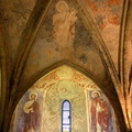 公爵的小教堂始建於13世紀，拱頂和月桂窗是1255~1257年改建所做的，上面的壁畫是14世紀的作品，明顯受義大利風格影響。