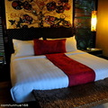 ↓開門進房就是一個雙人床挑高空間的大臥室，結合了優雅的巴厘島貴族、 藝術風格的裝潢和 21 世紀的燈光空調技術