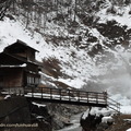 後楽館的前方，可以看到温泉湯氣自河谷間噴出的光景，此即「地獄谷」名稱由來。「地獄谷大噴泉」為自然噴泉，熱泉最高可達約20公尺，現在已被指定為國家天然紀念物