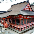 ↓下の宮 (日沉宮) 的主祭神為天照大神，社殿包含本殿、幣殿、拝殿、玉垣、禊所、廻廊、楼門、客人社2棟
