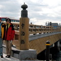 宇治橋初建於646年，與「瀬田の唐橋」、「山崎橋」共稱為日本三古橋，現在的橋是1996年重建，護欄為檜木造的