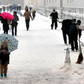 ↓「新宿高島屋百貨」前，逛街遊客與工作人員忙鏟雪的景觀