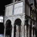進入教堂後，首先看到在中殿的左側是一座石造雕刻的祭壇，這是在1196年發生跨度倒塌之後，與原始部分重新組合的