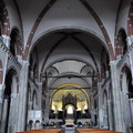 ↓進入教堂後，是一個長方形的中殿，兩側有羅馬柱隔開通道