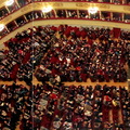 ↓「斯卡拉大劇院」設有超過3000個座位及一個會堂 ，觀眾廳呈馬蹄型，主要舞台則約高20米