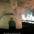這個冰洞的規模更浩大，你很難想像這個有如迷宮的地底世界，居然是由冰河所開鑿出來的