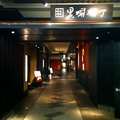 ↓「東京駅」地下街也不完全都是賣宿民美食，像這條「黑塀橫丁」裡就都是專賣較高檔的料亭