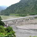 ↓下方過那座橋，往右是通梨山方向、往左可抵太平山