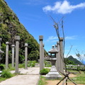 ↓黃金神社的原型包含寢殿、拜殿、手洗亭、參道所構成，可惜如今皆已遭拆毀，空留祭台與數根石柱在雨霧中訴說滄桑，現場隱約可見其規模 