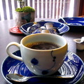 ↓這種由漂亮藍色瓷器(上田燒)製成的咖啡杯，被稱爲魔幻瓷器，是用銀山溫泉獨有的銀山陶土燒製而成的