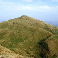 接著往「七星山主峰」挺進　(由東峰方向眺望)
