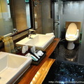 ↓衛浴間的中間是雙人盥洗台，後面是廁所和一個開放式的淋浴間