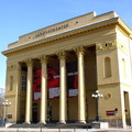 ↓噴泉後面是建於1654年建的提洛爾州立劇院 (Tiroler Landestheater )