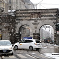 經過一處交通混雜的多重交叉路口後，我們穿越過新拱門(Archi di Porta Nuova) 轉進 Via Alessandro Manzoni