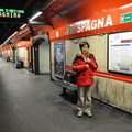 ↓我們的旅館就在羅馬最耀眼(混雜) 的西班牙廣場(piazza di Spagna) 附近 (冒險在地鐵月台再拍一張)
