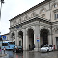 ↓佩魯賈火車站( Perugia stazione) 外，居然下起雨來