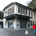 ↓「ケーブル坂本駅」建於大正14年(1925年)，駅舍是一棟米白色歐式鋼筋混凝土結構的二層建物，已於1997年被登錄為國家有形文化財