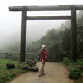 ↓進入三の鳥居也就抵達神社本殿所在。原本參道上有三座鳥居、五座旗幟台與五座入院銅牛。現僅存鳥居二座、旗台僅存一，以及石燈籠三對