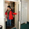 唯獨保留的古董電梯令人印象深刻，向外開的門及小到只能擠進兩個人及一只行李箱