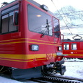 由Kleine Scheidegg 開始，要換乘齒輪軌道電車登頂。畢竟要爬升到世界第一高的車站，可不是普通的火車可以辦得到的  
