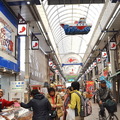 ｢魚の棚商店街｣是個綜合式的市場大街，兩姥對於如此整潔的菜市場、簡直是愛恨交加的複雜情緒(恨是遺憾未能生於此環境)