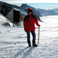 此刻。我們正踩踏在阿雷奇冰河(Aletsch Glacier)的起點上往下望，感動到幾乎落淚，也領悟到在大自然之前，人類必需要更謙卑
