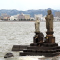 ↓「袖師地蔵」鎮守在宍道湖畔(以松江市街為背景)