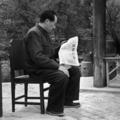 1949年4月25日下午，毛澤東在香山雙清別墅院內閱讀人民解放軍佔領南京號外