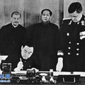 1949年12月，毛澤東訪問蘇聯，1950年2月簽訂了《中蘇友好同盟互助條約》。周恩來代表中國政府在條約上簽字。後排左一為史達林、左二為毛澤東