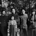 1949年4月，毛澤東與毛岸英、劉思齊、李訥、江青在香山。毛澤東和中央機關遷往北平後，香山被確定為臨時駐地