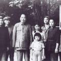 1949年毛澤東在香山與工作人員及長女李敏、江青姐姐李雲露(右二)、葉子龍之女葉利亞合影