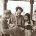 1949年毛澤東與長女李敏、江青姐姐李雲露(右)、徐肖冰(左)在看照片