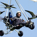 58.法國鳥類學家、攝影師克里斯蒂安‧穆萊克駕駛動力傘與其訓養的黑雁表演人雁齊飛」