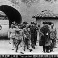 1947年，國軍攻克延安，蔣介石親臨毛澤東在延安的窯洞視察