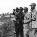 1947年，粟裕（左二）在孟良崮戰役前線指揮戰鬥