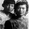 1947年賀子珍與女兒李敏在蘇聯。當時9歲的李敏，在照片上為剛出醫院的短髮媽媽加上「頭髮」