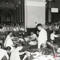 1948年8月，上海市民涌入銀行兌換國民政府新發行的金圓券