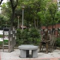 今日大稻埕公園內，雕塑模擬李臨秋先生創作時的神態
